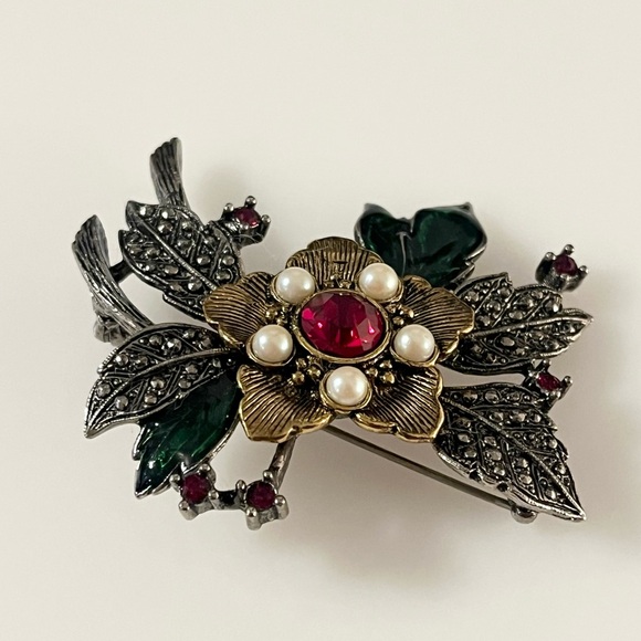 Vintage Avon Poinsettia with Rhinestone and Faux Pearl Accent Brooch Pin - Picture 8 of 16
